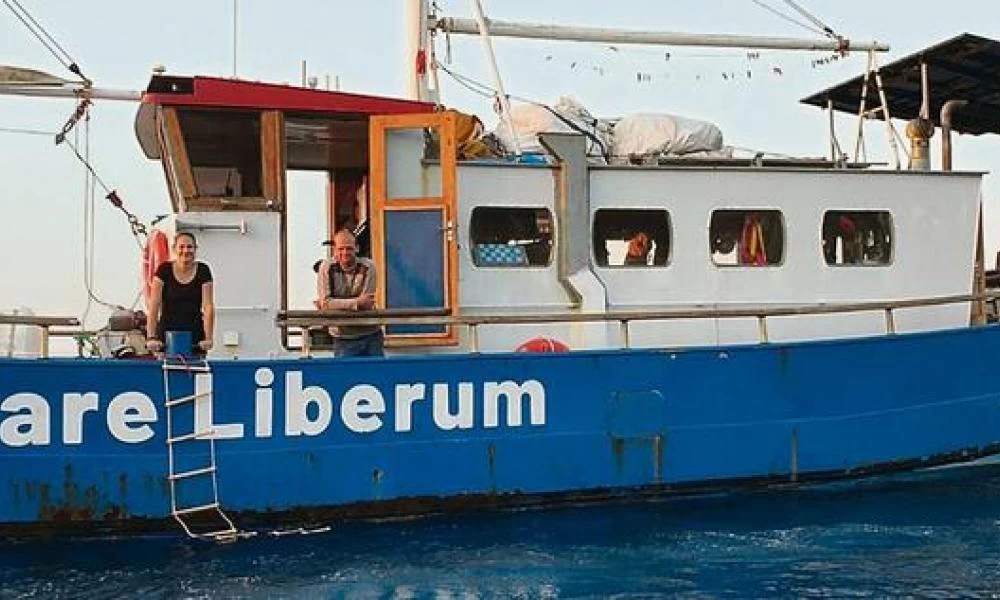 Μυτιλήνη: Δεν άφησαν οι κάτοικοι του νησιού να δέσει στο λιμάνι το πλοίο «Mare Liberum»